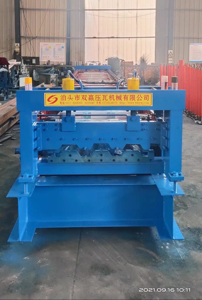 Floor decking machine